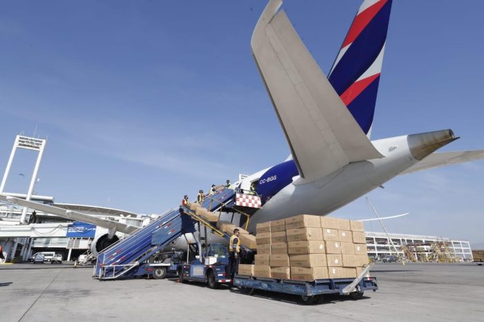 Ya llegaron a Chile 2 millones de guantes para los trabajadores de la salud pública que combaten el Covid-19 Ya llegaron a Chile 2 millones de guantes para los trabajadores de la salud pública que combaten el Covid-19
