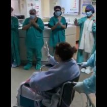 Mujer de 85 años deja el Hospital de Iquique entre aplausos luego de superar el coronavirus