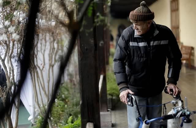 Contagios en residencias para adultos mayores, la vulnerabilidad de Chile a cara descubierta Contagios en residencias para adultos mayores, la vulnerabilidad de Chile a cara descubierta