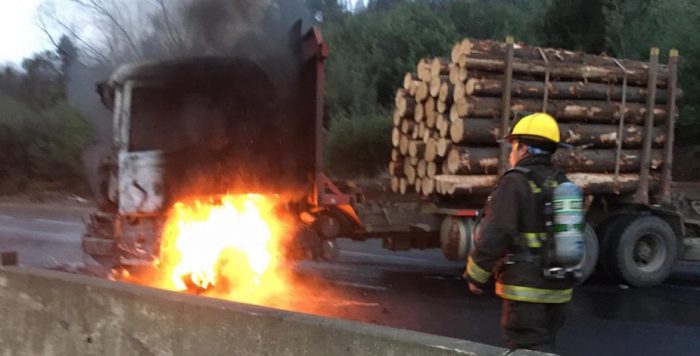 Nuevo ataque incendiario en La Araucanía dejó cinco camiones quemados Nuevo ataque incendiario en La Araucanía dejó cinco camiones quemados