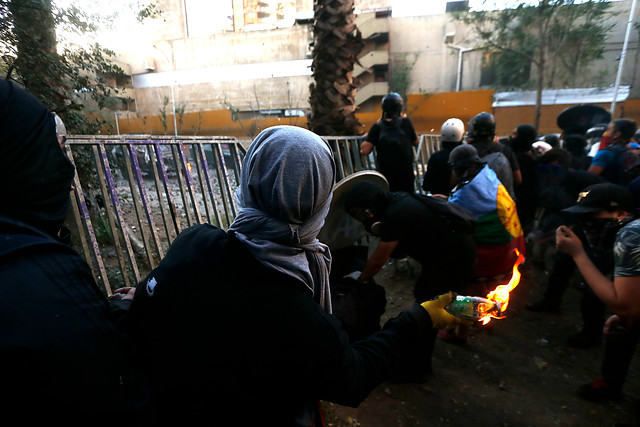 Imputados por fabricar y lanzar bombas molotov durante el estallido social arriesgan penas de hasta 24 años de cárcel Imputados por fabricar y lanzar bombas molotov durante el estallido social arriesgan penas de hasta 24 años de cárcel