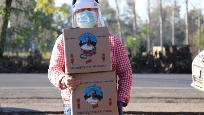 “Seguramente lo hace con la plata de las pesqueras”: diputado Espinoza arremete contra Sauerbaum (RN) por la entrega de cajas de alimento con su foto