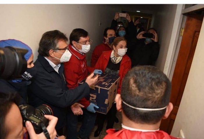 Otra puesta en escena fallida: Gobierno se llena de críticas por mediático despliegue en entrega de cajas de alimentos Otra puesta en escena fallida: Gobierno se llena de críticas por mediático despliegue en entrega de cajas de alimentos