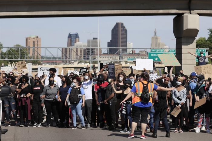 Se registran nuevas protestas en Nueva York tras violenta respuesta policial del sábado Se registran nuevas protestas en Nueva York tras violenta respuesta policial del sábado