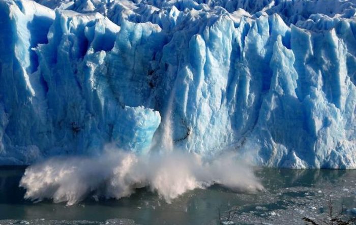 Virus y bacterias congelados bajo hielos milenarios podrían ser liberados por el calentamiento global Virus y bacterias congelados bajo hielos milenarios podrían ser liberados por el calentamiento global