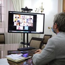 Tenso debut de reunión por acuerdo nacional: sectores de la oposición cuestionaron permanencia de Mañalich