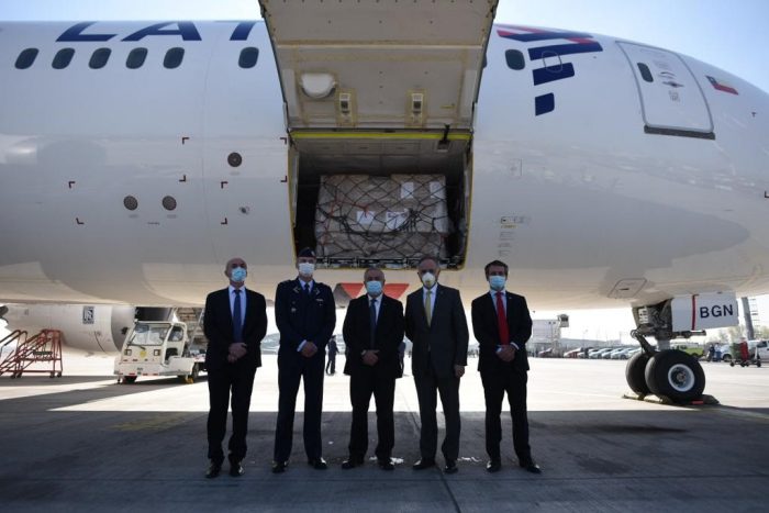 Cancillería y ministro Mañalich reciben avión que llegó desde China repleto de insumos médicos Cancillería y ministro Mañalich reciben avión que llegó desde China repleto de insumos médicos
