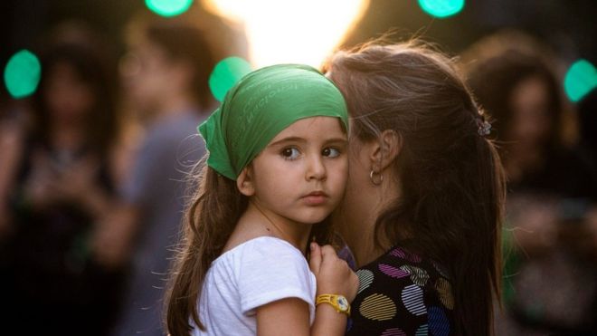 Qué es la crianza intensiva y por qué cada vez tiene más éxito en Europa a la hora de educar a los hijos Qué es la crianza intensiva y por qué cada vez tiene más éxito en Europa a la hora de educar a los hijos