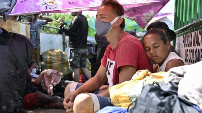 “Crucé todo un país a pie para nada”: los venezolanos que intentan regresar a su país y cuyo gobierno ahora les restringe la entrada