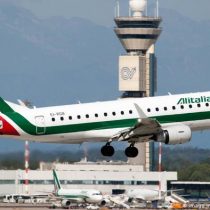 Italia: eliminan medida de distancia de un metro en aviones