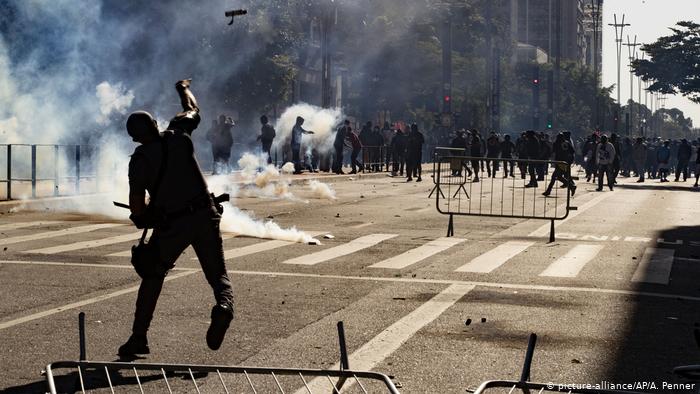 Protestas en Brasil contra Bolsonaro terminan en disturbios en plena cuarentena Protestas en Brasil contra Bolsonaro terminan en disturbios en plena cuarentena