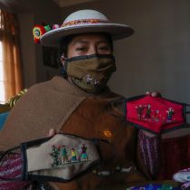 Las manos de mujeres indígenas en Bolivia bordan historias en sus mascarillas