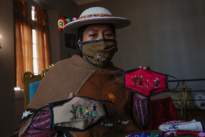 Las manos de mujeres indígenas en Bolivia bordan historias en sus mascarillas Las manos de mujeres indígenas en Bolivia bordan historias en sus mascarillas