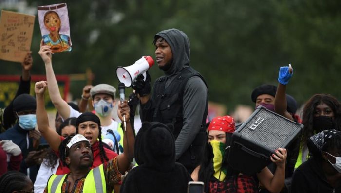 “Las vidas de los negros siempre han importado”: Actor de tercera trilogía de “Star Wars” participó activamente de manifestación en Londres contra el racismo