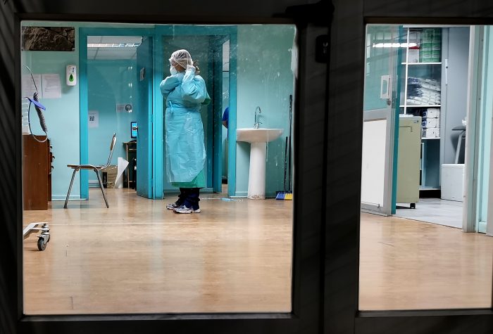 «Yo no atiendo pacos»: Carabineras con síntomas de Covid-19 denuncian que médico del Hospital de Melipilla les negó la atención