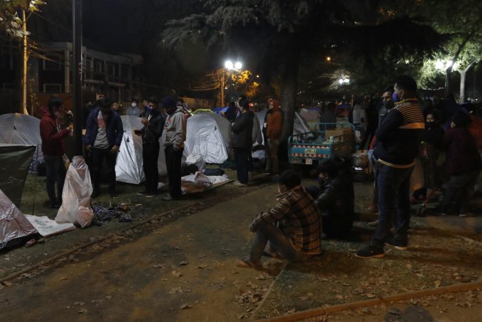 Luego de pernoctar semanas a las afueras del consulado: Más de 500 ciudadanos bolivianos regresarán a su país tras cumplir cuarentena en albergue de Recoleta Luego de pernoctar semanas a las afueras del consulado: Más de 500 ciudadanos bolivianos regresarán a su país tras cumplir cuarentena en albergue de Recoleta