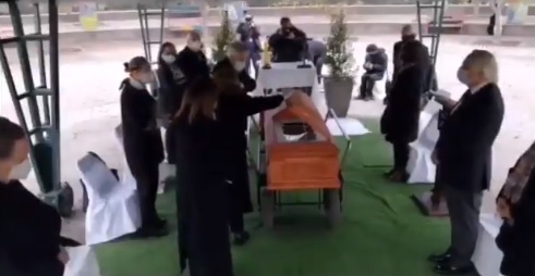 Autoridades del Minsal salen en bloque a blindar al Presidente Piñera por polémico funeral familiar que contravino protocolos Autoridades del Minsal salen en bloque a blindar al Presidente Piñera por polémico funeral familiar que contravino protocolos