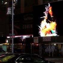 Artista chileno expone obra digital en pantallas de Times Square en Nueva York