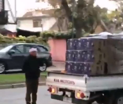 Captan reparto de cajas de “Alimentos para Chile” en barrio residencial de La Reina Captan reparto de cajas de “Alimentos para Chile” en barrio residencial de La Reina