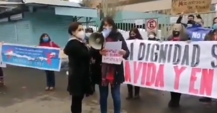 Funcionarios del Hospital San José exigen retiro de polémica carpa instalada en el sector de urgencias: denuncian que hay enfermos hospitalizados en el lugar Funcionarios del Hospital San José exigen retiro de polémica carpa instalada en el sector de urgencias: denuncian que hay enfermos hospitalizados en el lugar