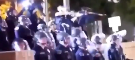 Captan a policías de Texas ejecutando disparos a una muy corta distancia contra manifestantes que protestaban por el asesinato de George Floyd