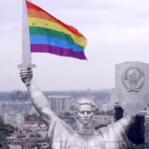 Mes del orgullo: activistas ponen bandera LGBTQ+ en la cúspide de la estatua de la Madre Patria