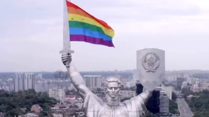 Mes del orgullo: activistas ponen bandera LGBTQ+ en la cúspide de la estatua de la Madre Patria