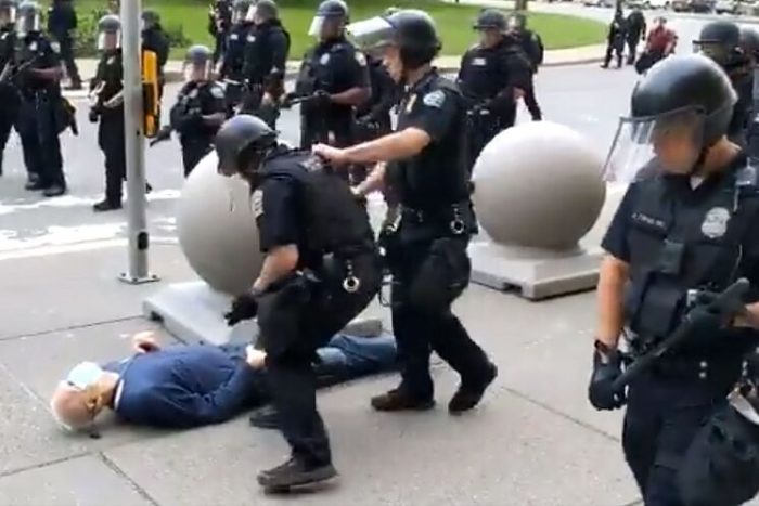 Trump lanza teoría de la conspiración sobre agresión policial a manifestante de 75 años Trump lanza teoría de la conspiración sobre agresión policial a manifestante de 75 años
