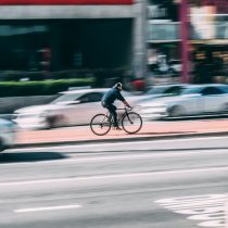 Cantidad de vehículos, marginalización de ciclistas y deficiencia del transporte público: actualidad y desafíos para mejorar las ciudades colapsadas