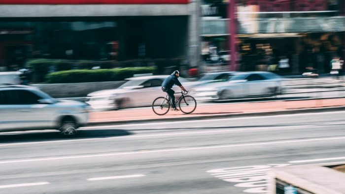 Cantidad de vehículos, marginalización de ciclistas y deficiencia del transporte público: actualidad y desafíos para mejorar las ciudades colapsadas