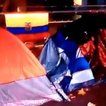 Ecuatorianos piden ayuda para poder regresar a su país: duermen afuera de su embajada en Providencia