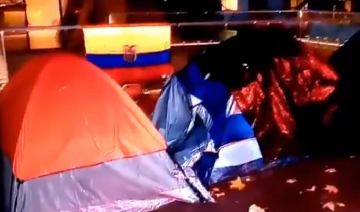 Ecuatorianos piden ayuda para poder regresar a su país: duermen afuera de su embajada en Providencia Ecuatorianos piden ayuda para poder regresar a su país: duermen afuera de su embajada en Providencia