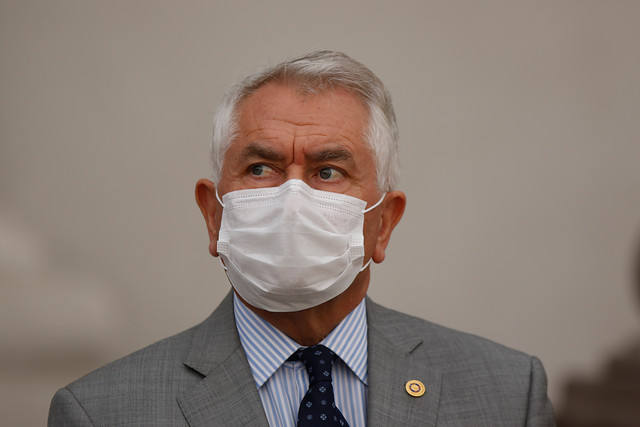 Ministro Paris pidió un minuto de silencio a las 21:00 horas para la primera víctima de covid-19 en Chile Ministro Paris pidió un minuto de silencio a las 21:00 horas para la primera víctima de covid-19 en Chile
