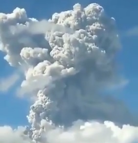 Doble erupción del volcán Merapi en Indonesia genera columna de humo de 6 kms