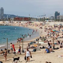 España recupera movilidad con aeropuertos abiertos y playas concurridas