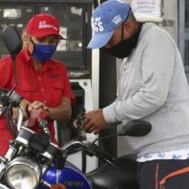 Gasolina en Venezuela: las claves de la histórica decisión de Maduro de poner fin a décadas de combustible casi gratis en el país