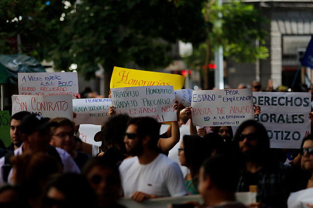 Trabajadores a honorarios atentos a votación de proyecto en la Cámara: “¡$75 mil no sirven para una familia!” Trabajadores a honorarios atentos a votación de proyecto en la Cámara: “¡$75 mil no sirven para una familia!”