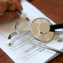 Isapres se querellan contra grupo de médicos por eventual emisión de licencias médicas fraudulentas
