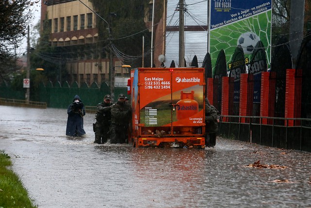 Fuertes precipitaciones provocan inundaciones en Santiago y varias ciudades de la zona centro sur del país Fuertes precipitaciones provocan inundaciones en Santiago y varias ciudades de la zona centro sur del país