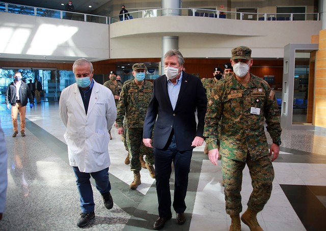 Ministros Mañalich y Espina anuncian aumento de camas críticas y ventiladores en Hospital Militar Ministros Mañalich y Espina anuncian aumento de camas críticas y ventiladores en Hospital Militar