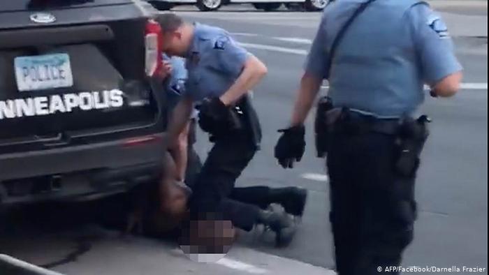 Prohíben a guardias afroamericanos y latinos tratar con expolicía acusado de asesinato a George Floyd Prohíben a guardias afroamericanos y latinos tratar con expolicía acusado de asesinato a George Floyd