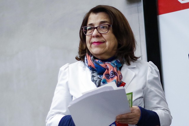 Rosa Oyarce repasa al Minsal: la nueva estrategia llega “un poco tarde porque esto ya se desbandó”