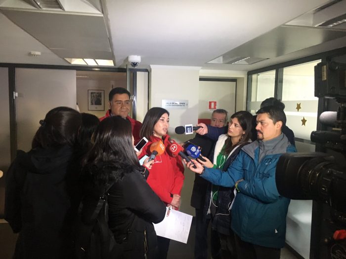 Suspendida seremi Katia Guzmán reaparece tres meses después entregando mascarillas en olla común de Angol Suspendida seremi Katia Guzmán reaparece tres meses después entregando mascarillas en olla común de Angol