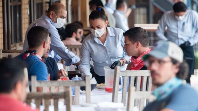 Contagios de coronavirus: 3 casos que explican cómo una reunión se puede convertir en un evento superpropagador Contagios de coronavirus: 3 casos que explican cómo una reunión se puede convertir en un evento superpropagador