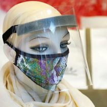 Qué tan buenas son las pantallas faciales para protegernos del coronavirus