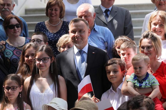 Presidente polaco introduce enmienda para prohibir adopción por parejas gays