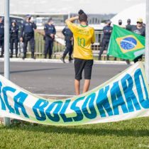 Bolsonaro, sin curarse de COVID-19, recibe a cientos de seguidores