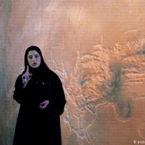 Sarah al-Amiri: la mujer que dirige la misión espacial de los Emiratos Árabes