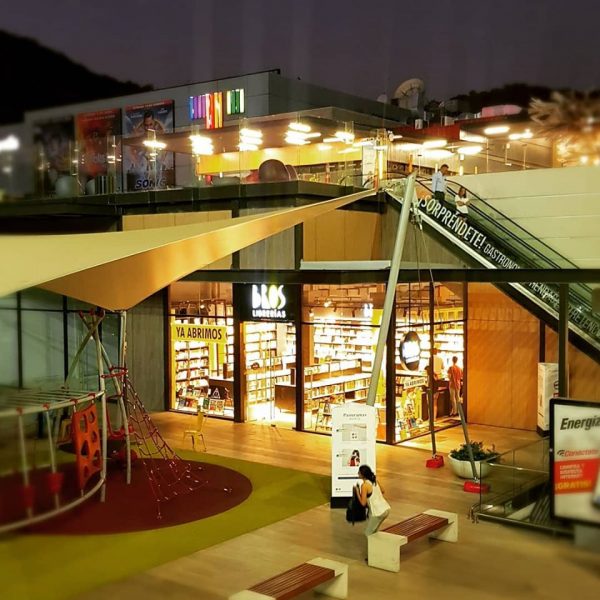 Controversia por millonaria multa a librería por repartir… libros Controversia por millonaria multa a librería por repartir… libros