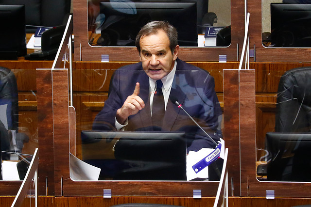 Allamand pasa la cuenta a Desbordes y Lavín durante la votación del retiro de fondos de la AFP Allamand pasa la cuenta a Desbordes y Lavín durante la votación del retiro de fondos de la AFP